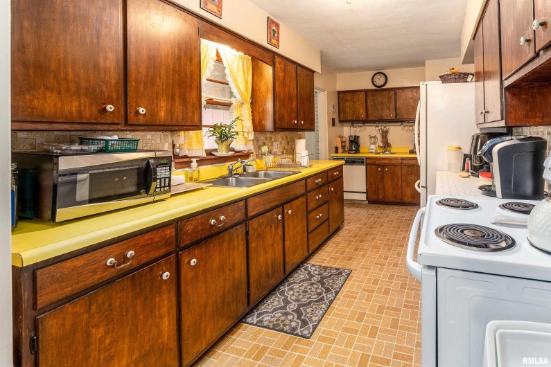 301 ORCHARD Drive, Carbondale, Illinois 62901, 4 Bedrooms Bedrooms, 0 ,2 BathroomsBathrooms,Residential,For Sale,ORCHARD,0,RMAEB458293