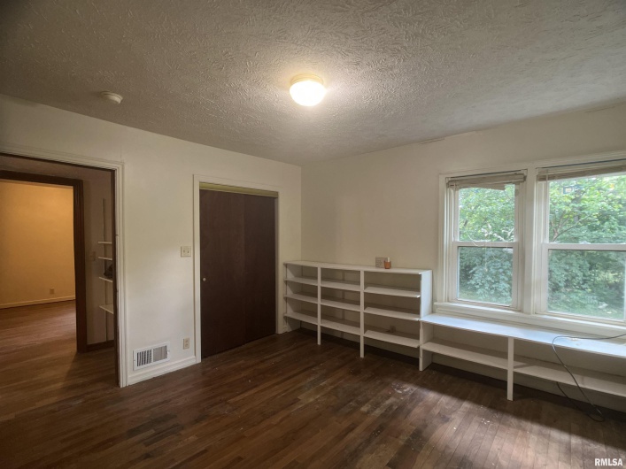 616 OAKLAND Avenue, Carbondale, Illinois 62901, 3 Bedrooms Bedrooms, 0 ,1 BathroomBathrooms,Residential,For Sale,OAKLAND,0,RMAEB458295