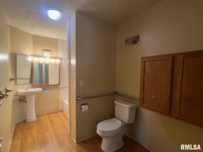 616 OAKLAND Avenue, Carbondale, Illinois 62901, 3 Bedrooms Bedrooms, 0 ,1 BathroomBathrooms,Residential,For Sale,OAKLAND,0,RMAEB458295