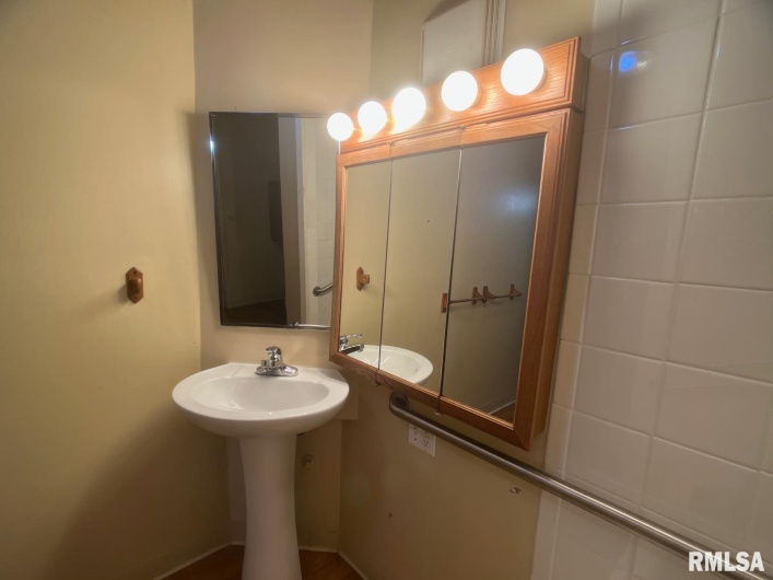 616 OAKLAND Avenue, Carbondale, Illinois 62901, 3 Bedrooms Bedrooms, 0 ,1 BathroomBathrooms,Residential,For Sale,OAKLAND,0,RMAEB458295