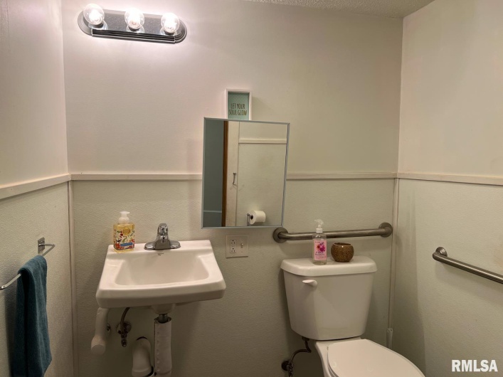 616 OAKLAND Avenue, Carbondale, Illinois 62901, 3 Bedrooms Bedrooms, 0 ,1 BathroomBathrooms,Residential,For Sale,OAKLAND,0,RMAEB458295