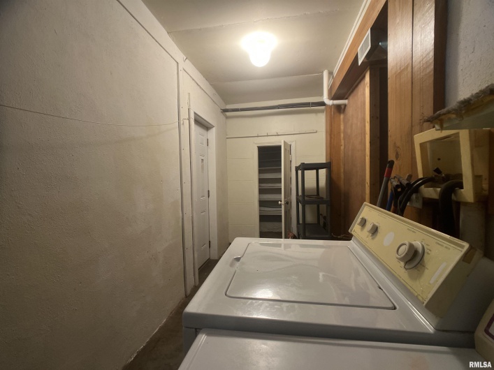 616 OAKLAND Avenue, Carbondale, Illinois 62901, 3 Bedrooms Bedrooms, 0 ,1 BathroomBathrooms,Residential,For Sale,OAKLAND,0,RMAEB458295