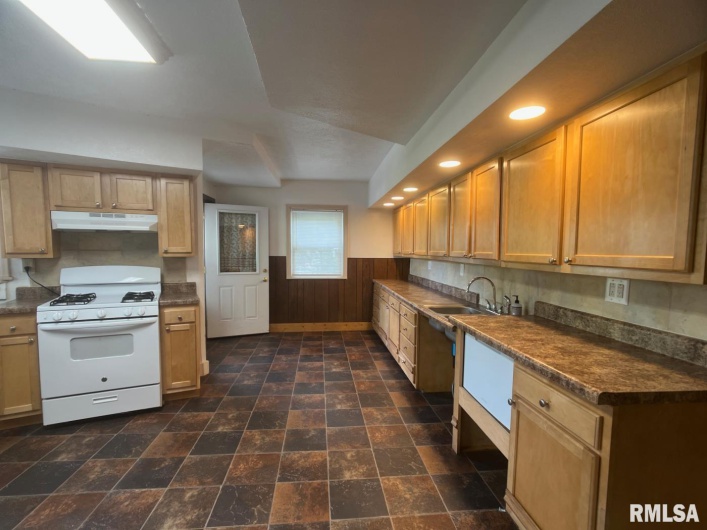 616 OAKLAND Avenue, Carbondale, Illinois 62901, 3 Bedrooms Bedrooms, 0 ,1 BathroomBathrooms,Residential,For Sale,OAKLAND,0,RMAEB458295
