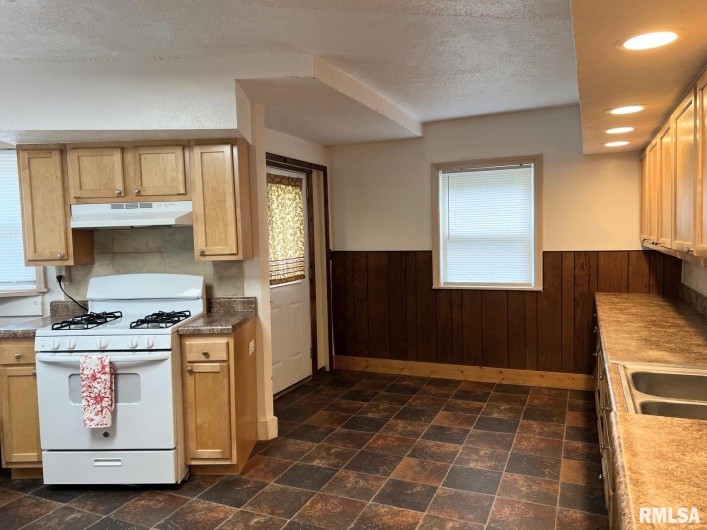 616 OAKLAND Avenue, Carbondale, Illinois 62901, 3 Bedrooms Bedrooms, 0 ,1 BathroomBathrooms,Residential,For Sale,OAKLAND,0,RMAEB458295