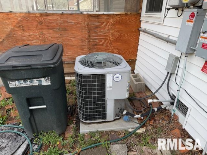 804 EMERALD Lane, Carbondale, Illinois 62901, 3 Bedrooms Bedrooms, 0 ,1 BathroomBathrooms,Residential,For Sale,EMERALD,0,RMAEB457622
