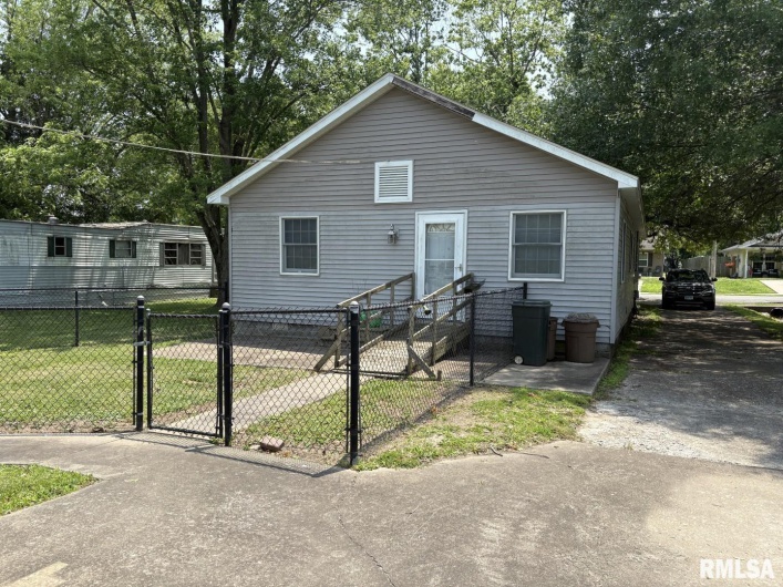 1606 & 1608 Faust Street, Marion, Illinois 62959, 3 Bedrooms Bedrooms, 0 ,1 BathroomBathrooms,Residential,For Sale,Faust,0,RMAEB458306