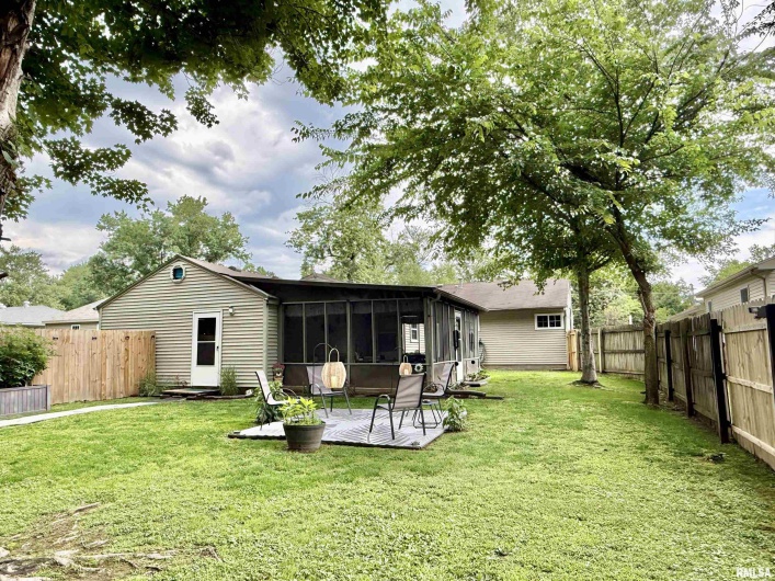 302 LINDSEY Avenue, Metropolis, Illinois 62960, 2 Bedrooms Bedrooms, 0 ,1 BathroomBathrooms,Residential,For Sale,LINDSEY,0,RMAEB458314