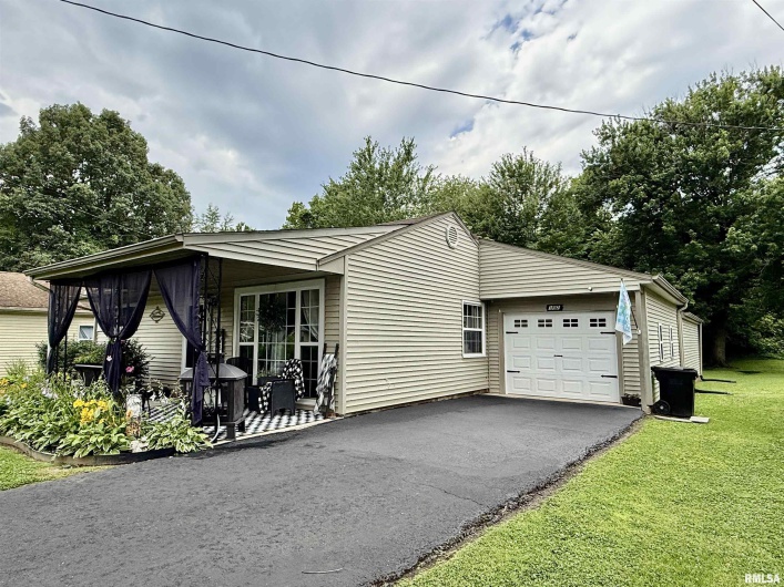 302 LINDSEY Avenue, Metropolis, Illinois 62960, 2 Bedrooms Bedrooms, 0 ,1 BathroomBathrooms,Residential,For Sale,LINDSEY,0,RMAEB458314