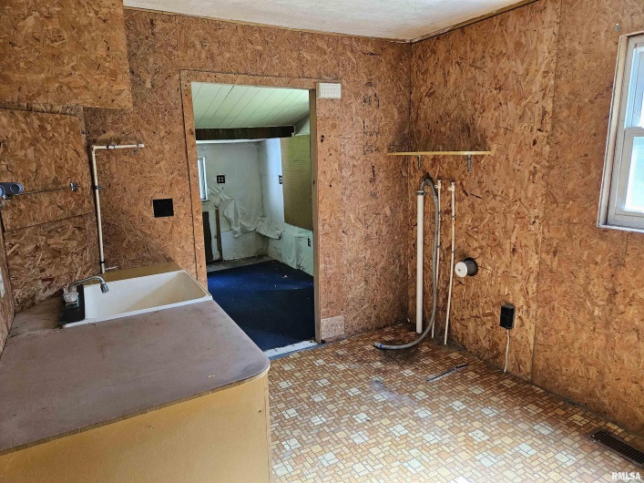1233 HARRISON Road, Murphysboro, Illinois 62966, 2 Bedrooms Bedrooms, 0 ,2 BathroomsBathrooms,Residential,For Sale,HARRISON,0,RMAEB458315