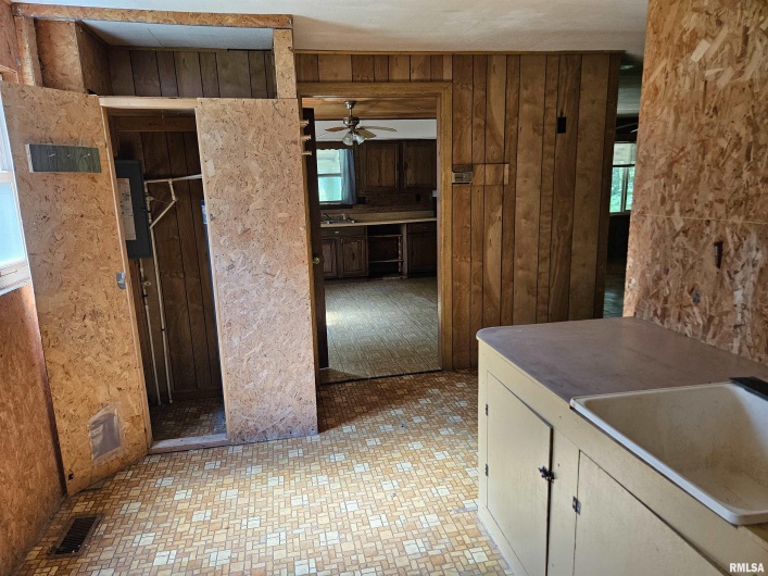 1233 HARRISON Road, Murphysboro, Illinois 62966, 2 Bedrooms Bedrooms, 0 ,2 BathroomsBathrooms,Residential,For Sale,HARRISON,0,RMAEB458315