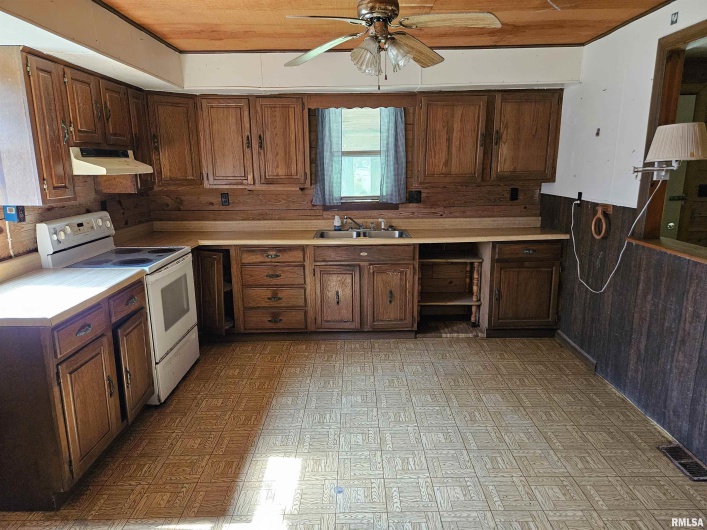1233 HARRISON Road, Murphysboro, Illinois 62966, 2 Bedrooms Bedrooms, 0 ,2 BathroomsBathrooms,Residential,For Sale,HARRISON,0,RMAEB458315