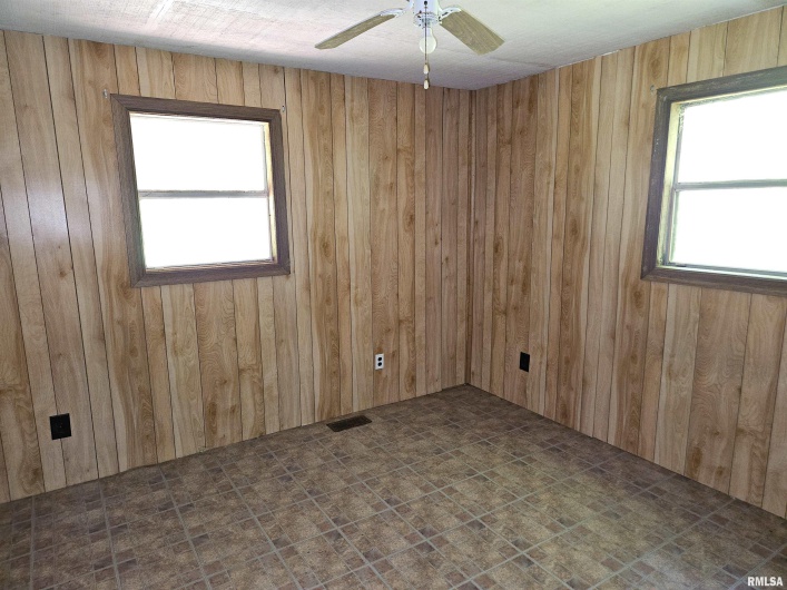 1233 HARRISON Road, Murphysboro, Illinois 62966, 2 Bedrooms Bedrooms, 0 ,2 BathroomsBathrooms,Residential,For Sale,HARRISON,0,RMAEB458315