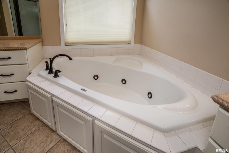 1803 DAWN Drive, Marion, Illinois 62959, 4 Bedrooms Bedrooms, 0 ,2 BathroomsBathrooms,Residential,For Sale,DAWN,0,RMAEB458330