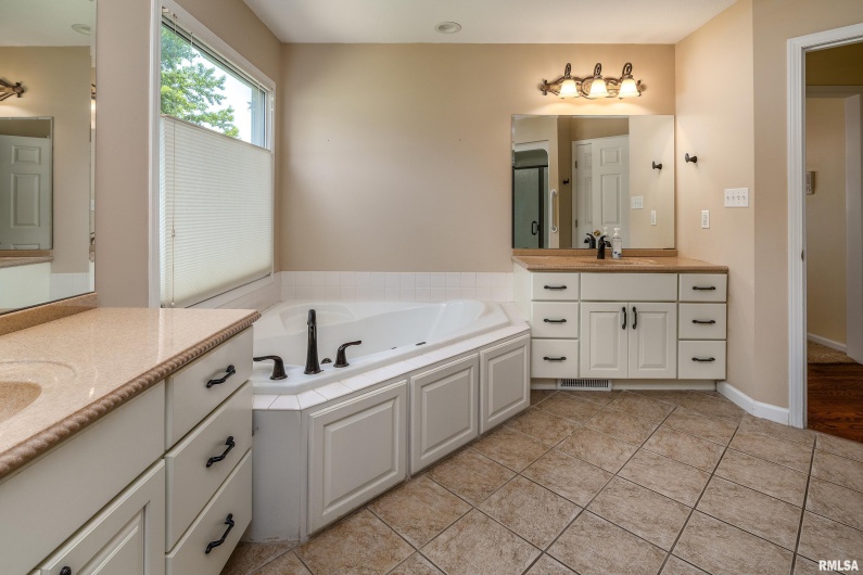 1803 DAWN Drive, Marion, Illinois 62959, 4 Bedrooms Bedrooms, 0 ,2 BathroomsBathrooms,Residential,For Sale,DAWN,0,RMAEB458330