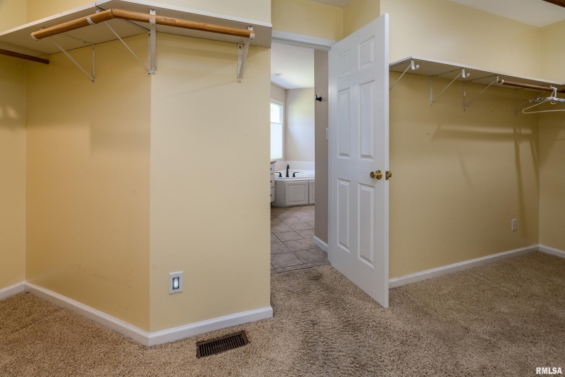 1803 DAWN Drive, Marion, Illinois 62959, 4 Bedrooms Bedrooms, 0 ,2 BathroomsBathrooms,Residential,For Sale,DAWN,0,RMAEB458330