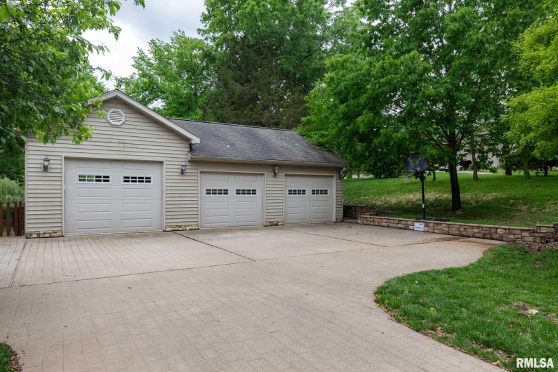 1300 Brewster Road, Herrin, Illinois 62948, 5 Bedrooms Bedrooms, 0 ,3 BathroomsBathrooms,Residential,For Sale,Brewster,0,RMAQC4264185