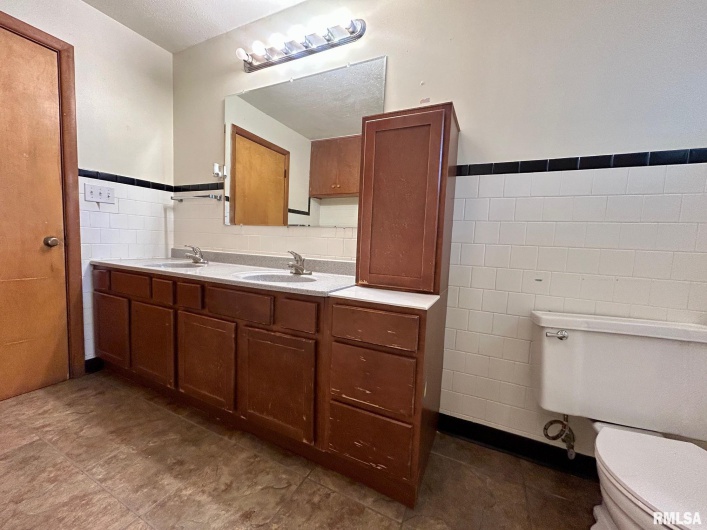 1217 Freeman Street, Carbondale, Illinois 62901, 4 Bedrooms Bedrooms, 0 ,1 BathroomBathrooms,Residential,For Sale,Freeman,0,RMAEB458341