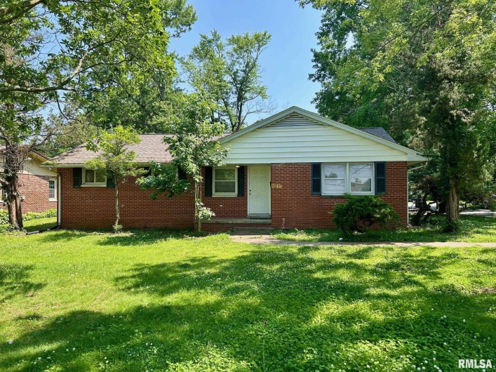 1217 Freeman Street, Carbondale, Illinois 62901, 4 Bedrooms Bedrooms, 0 ,1 BathroomBathrooms,Residential,For Sale,Freeman,0,RMAEB458341