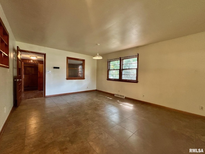 1217 Freeman Street, Carbondale, Illinois 62901, 4 Bedrooms Bedrooms, 0 ,1 BathroomBathrooms,Residential,For Sale,Freeman,0,RMAEB458341