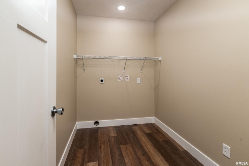 109 Brase Street, Marion, Illinois 62959, 3 Bedrooms Bedrooms, 0 ,2 BathroomsBathrooms,Residential,For Sale,Brase,0,RMAQC4264189