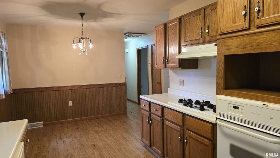 400 Old Broughton Road, Eldorado, Illinois 62930-3539, 3 Bedrooms Bedrooms, 0 ,1 BathroomBathrooms,Residential,For Sale,Old Broughton,0,RMAEB458344