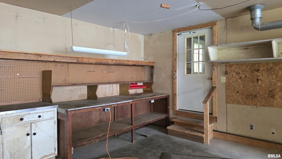 400 Old Broughton Road, Eldorado, Illinois 62930-3539, 3 Bedrooms Bedrooms, 0 ,1 BathroomBathrooms,Residential,For Sale,Old Broughton,0,RMAEB458344