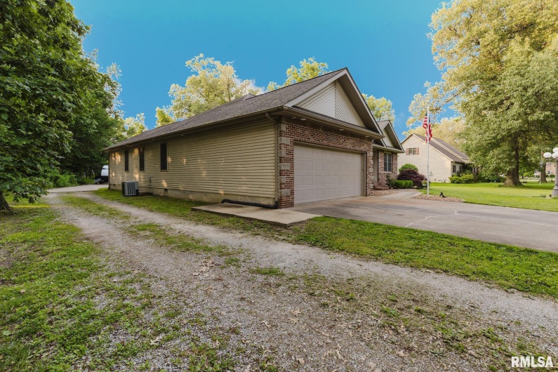 407 MARGARET Drive, Herrin, Illinois 62948, 4 Bedrooms Bedrooms, 0 ,2 BathroomsBathrooms,Residential,For Sale,MARGARET,0,RMAEB458362