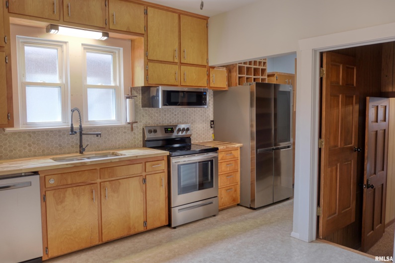2036 SPRUCE Street, Murphysboro, Illinois 62966, 3 Bedrooms Bedrooms, 0 ,2 BathroomsBathrooms,Residential,For Sale,SPRUCE,0,RMAEB458367