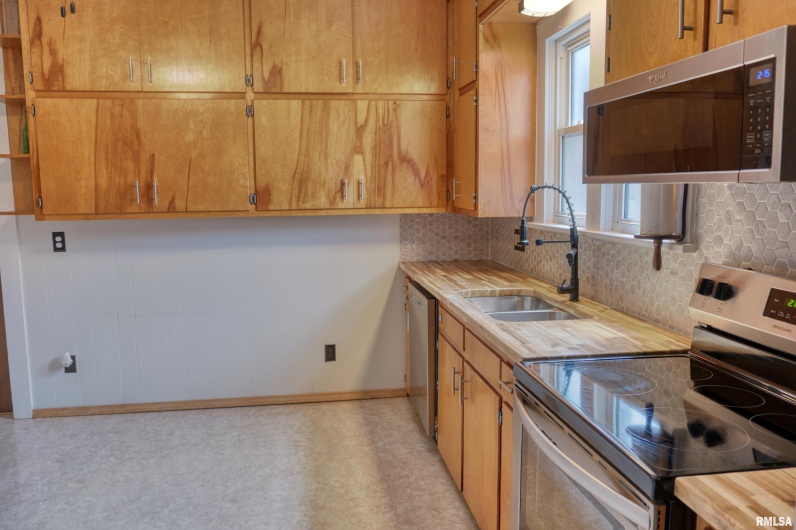 2036 SPRUCE Street, Murphysboro, Illinois 62966, 3 Bedrooms Bedrooms, 0 ,2 BathroomsBathrooms,Residential,For Sale,SPRUCE,0,RMAEB458367