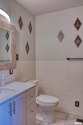 2036 SPRUCE Street, Murphysboro, Illinois 62966, 3 Bedrooms Bedrooms, 0 ,2 BathroomsBathrooms,Residential,For Sale,SPRUCE,0,RMAEB458367
