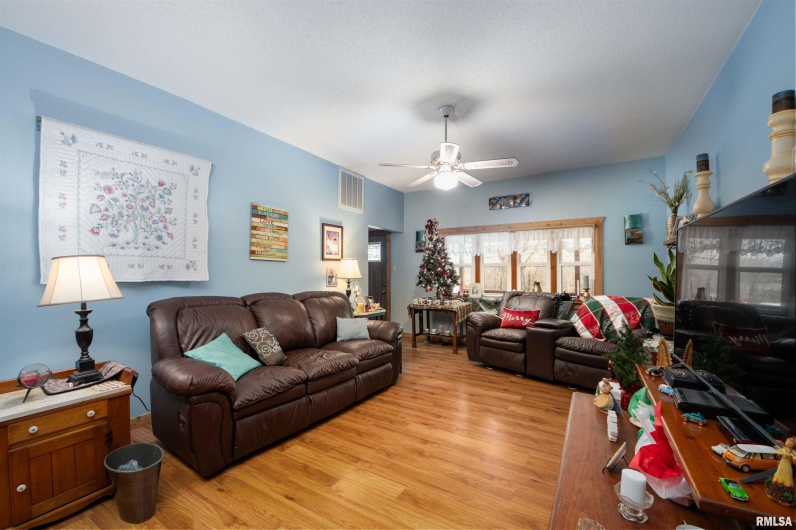 204 Bracey Street, Marion, Illinois 62959, 3 Bedrooms Bedrooms, 0 ,1 BathroomBathrooms,Residential,For Sale,Bracey,0,RMAQC4264243