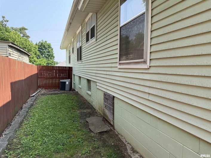 201 PARK Street, Harrisburg, Illinois 62946, 3 Bedrooms Bedrooms, 0 ,2 BathroomsBathrooms,Residential,For Sale,PARK,0,RMAEB458375