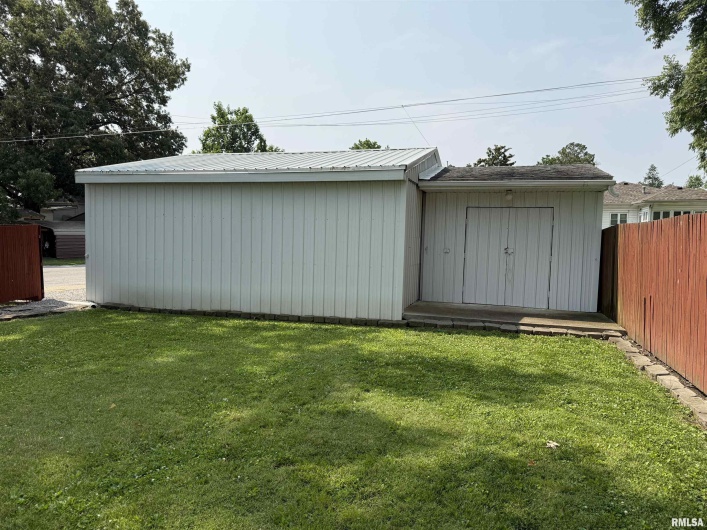 201 PARK Street, Harrisburg, Illinois 62946, 3 Bedrooms Bedrooms, 0 ,2 BathroomsBathrooms,Residential,For Sale,PARK,0,RMAEB458375