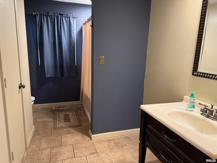 201 PARK Street, Harrisburg, Illinois 62946, 3 Bedrooms Bedrooms, 0 ,2 BathroomsBathrooms,Residential,For Sale,PARK,0,RMAEB458375