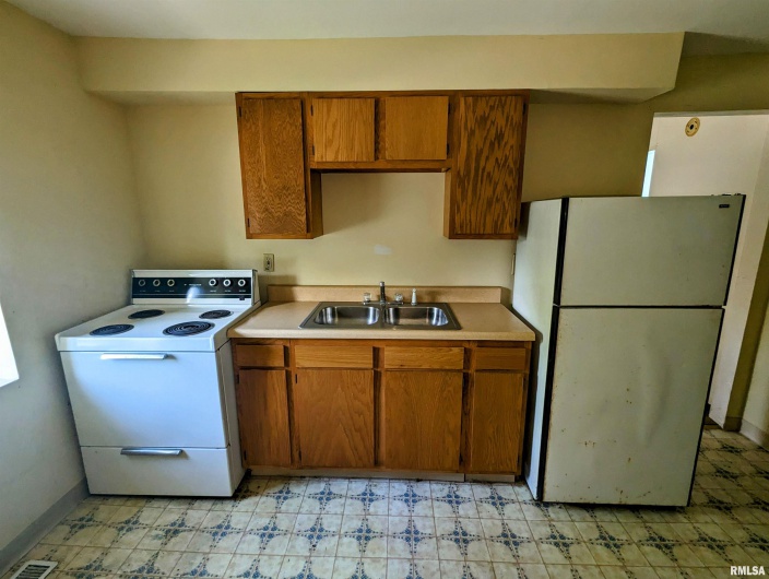 207 OAK Street, Carbondale, Illinois 62901, 3 Bedrooms Bedrooms, 0 ,2 BathroomsBathrooms,Residential,For Sale,OAK,0,RMAEB456088