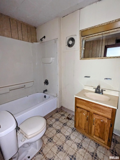 207 OAK Street, Carbondale, Illinois 62901, 3 Bedrooms Bedrooms, 0 ,2 BathroomsBathrooms,Residential,For Sale,OAK,0,RMAEB456088