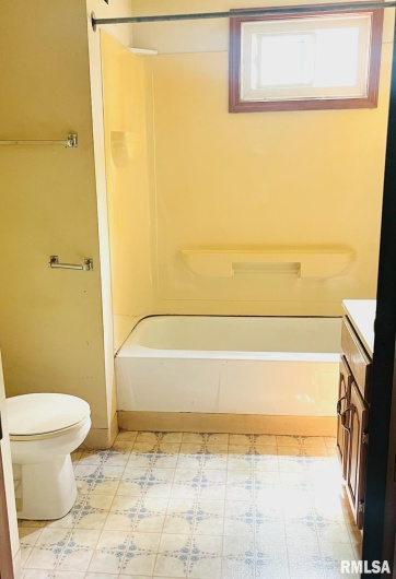 207 OAK Street, Carbondale, Illinois 62901, 3 Bedrooms Bedrooms, 0 ,2 BathroomsBathrooms,Residential,For Sale,OAK,0,RMAEB456088