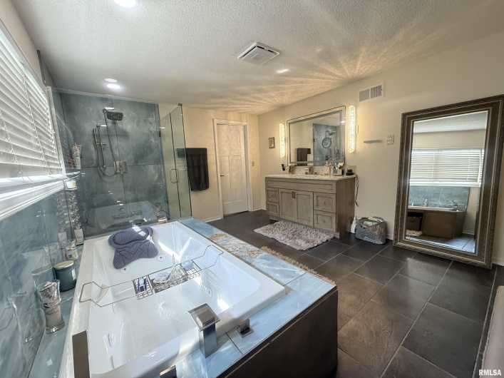 55 View Valley Drive, Carbondale, Illinois 62903, 6 Bedrooms Bedrooms, 0 ,5 BathroomsBathrooms,Residential,For Sale,View Valley,0,RMAEB458382