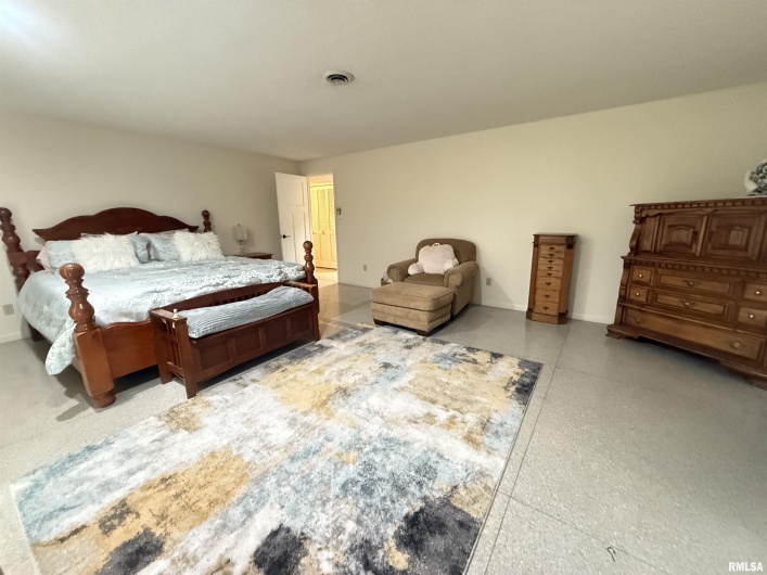 55 View Valley Drive, Carbondale, Illinois 62903, 6 Bedrooms Bedrooms, 0 ,5 BathroomsBathrooms,Residential,For Sale,View Valley,0,RMAEB458382