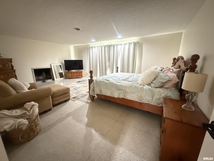 55 View Valley Drive, Carbondale, Illinois 62903, 6 Bedrooms Bedrooms, 0 ,5 BathroomsBathrooms,Residential,For Sale,View Valley,0,RMAEB458382