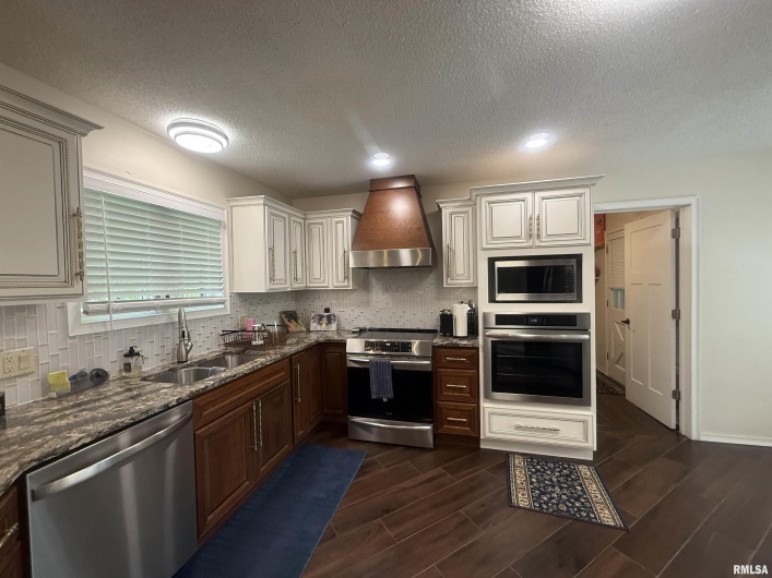 55 View Valley Drive, Carbondale, Illinois 62903, 6 Bedrooms Bedrooms, 0 ,5 BathroomsBathrooms,Residential,For Sale,View Valley,0,RMAEB458382