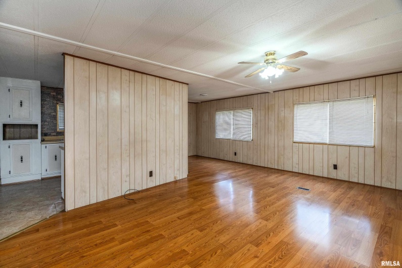 208 PENNSYLVANIA Avenue, Pittsburg, Illinois 62974, 3 Bedrooms Bedrooms, 0 ,2 BathroomsBathrooms,Manufactured In Park,For Sale,PENNSYLVANIA,0,RMAEB458386