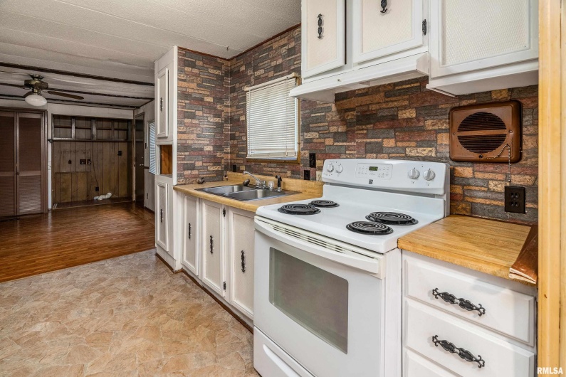 208 PENNSYLVANIA Avenue, Pittsburg, Illinois 62974, 3 Bedrooms Bedrooms, 0 ,2 BathroomsBathrooms,Manufactured In Park,For Sale,PENNSYLVANIA,0,RMAEB458386