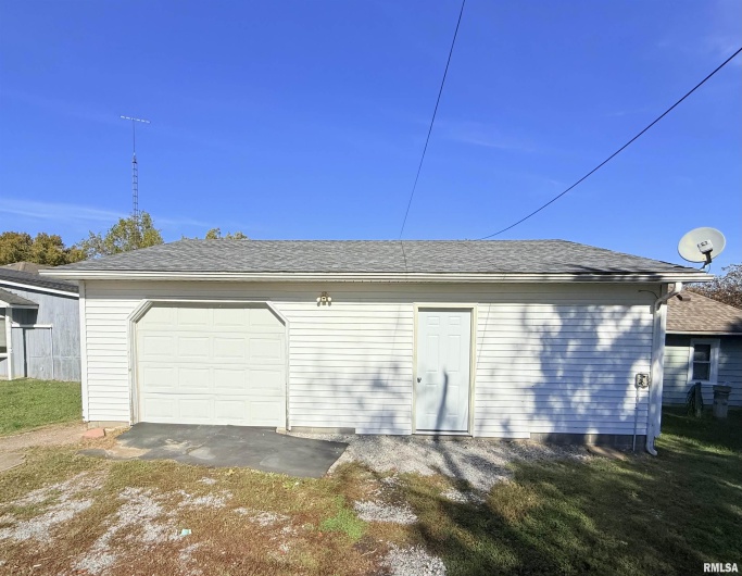 123 COLLEGE Street, Harrisburg, Illinois 62946, 2 Bedrooms Bedrooms, 0 ,1 BathroomBathrooms,Residential,For Sale,COLLEGE,0,RMAEB458397