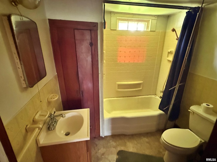 104 5TH Street, Brookport, Illinois 62910, 2 Bedrooms Bedrooms, 0 ,1 BathroomBathrooms,Residential,For Sale,5TH,0,RMAEB458404
