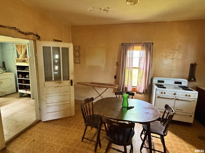 104 5TH Street, Brookport, Illinois 62910, 2 Bedrooms Bedrooms, 0 ,1 BathroomBathrooms,Residential,For Sale,5TH,0,RMAEB458404