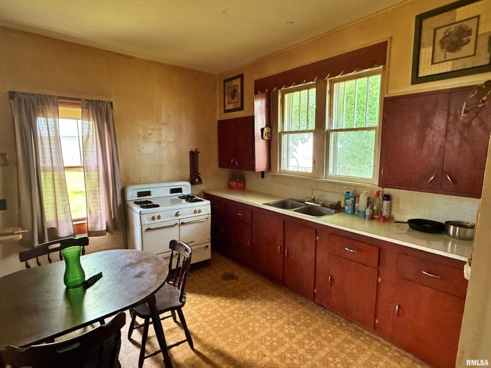104 5TH Street, Brookport, Illinois 62910, 2 Bedrooms Bedrooms, 0 ,1 BathroomBathrooms,Residential,For Sale,5TH,0,RMAEB458404