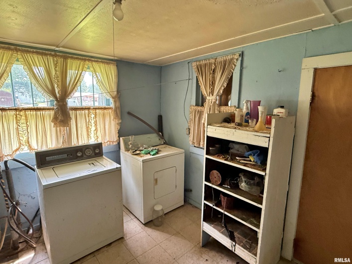 104 5TH Street, Brookport, Illinois 62910, 2 Bedrooms Bedrooms, 0 ,1 BathroomBathrooms,Residential,For Sale,5TH,0,RMAEB458404
