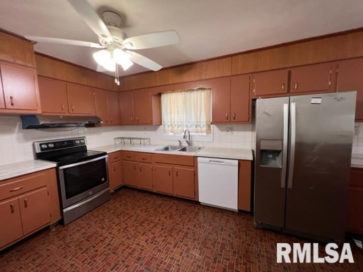 301 LAKESHORE Drive, Carterville, Illinois 62918, 3 Bedrooms Bedrooms, 0 ,2 BathroomsBathrooms,Residential,For Sale,LAKESHORE,0,RMAQC4264324