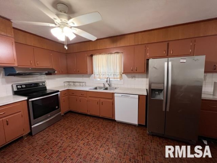 301 LAKESHORE Drive, Carterville, Illinois 62918, 3 Bedrooms Bedrooms, 0 ,2 BathroomsBathrooms,Residential,For Sale,LAKESHORE,0,RMAQC4264324